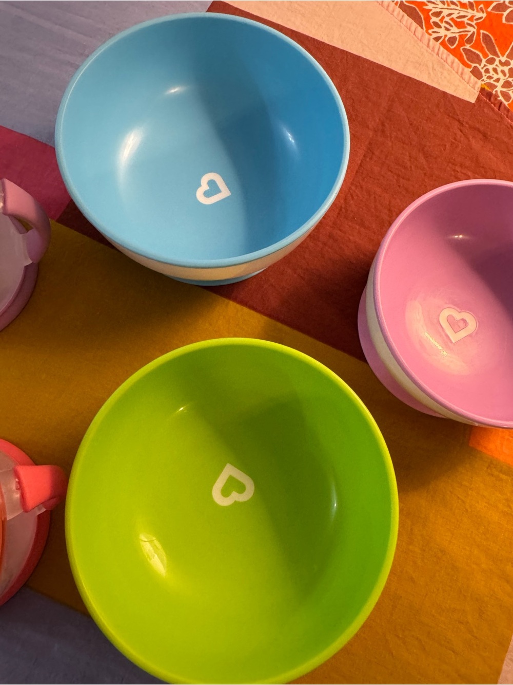 3 Munchkin Stay Put Suction Bowls & 2 Munchkin snack catcher containers - Picture 3 of 13